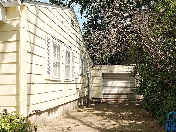 4th image of 411 2nd St NE