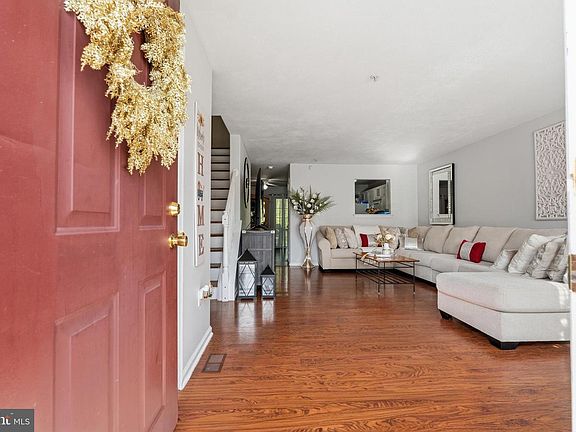 4th image of 40 Hickory Dr