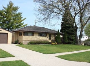 902 Roosevelt Dr, West Bend, WI 53090