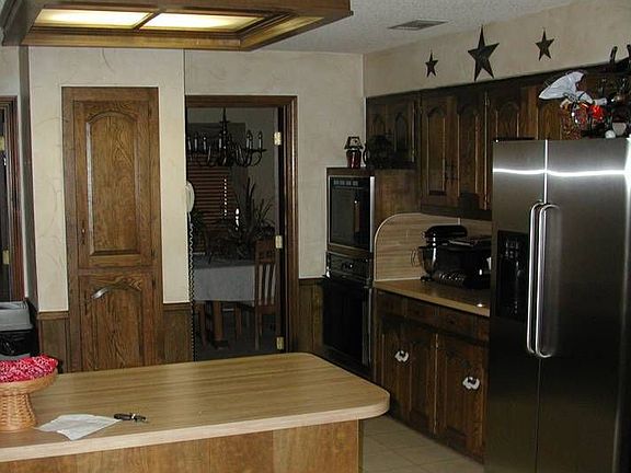 Large kitchen with breakfast bar
