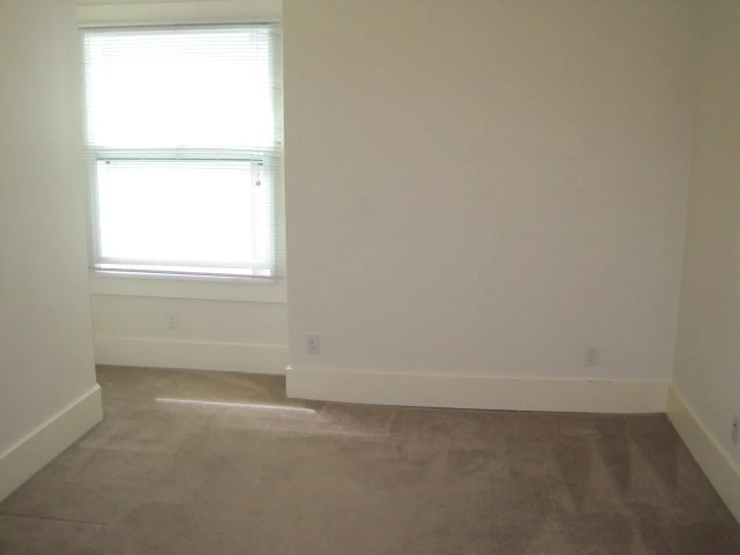 ** Walk to UW (3 minutes), near Light Rail and everything you need!, Large Main Floor Room, Priva... — Photo 4