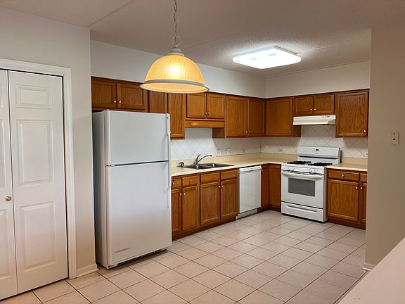 5th image of 6463 N Northwest Hwy #202