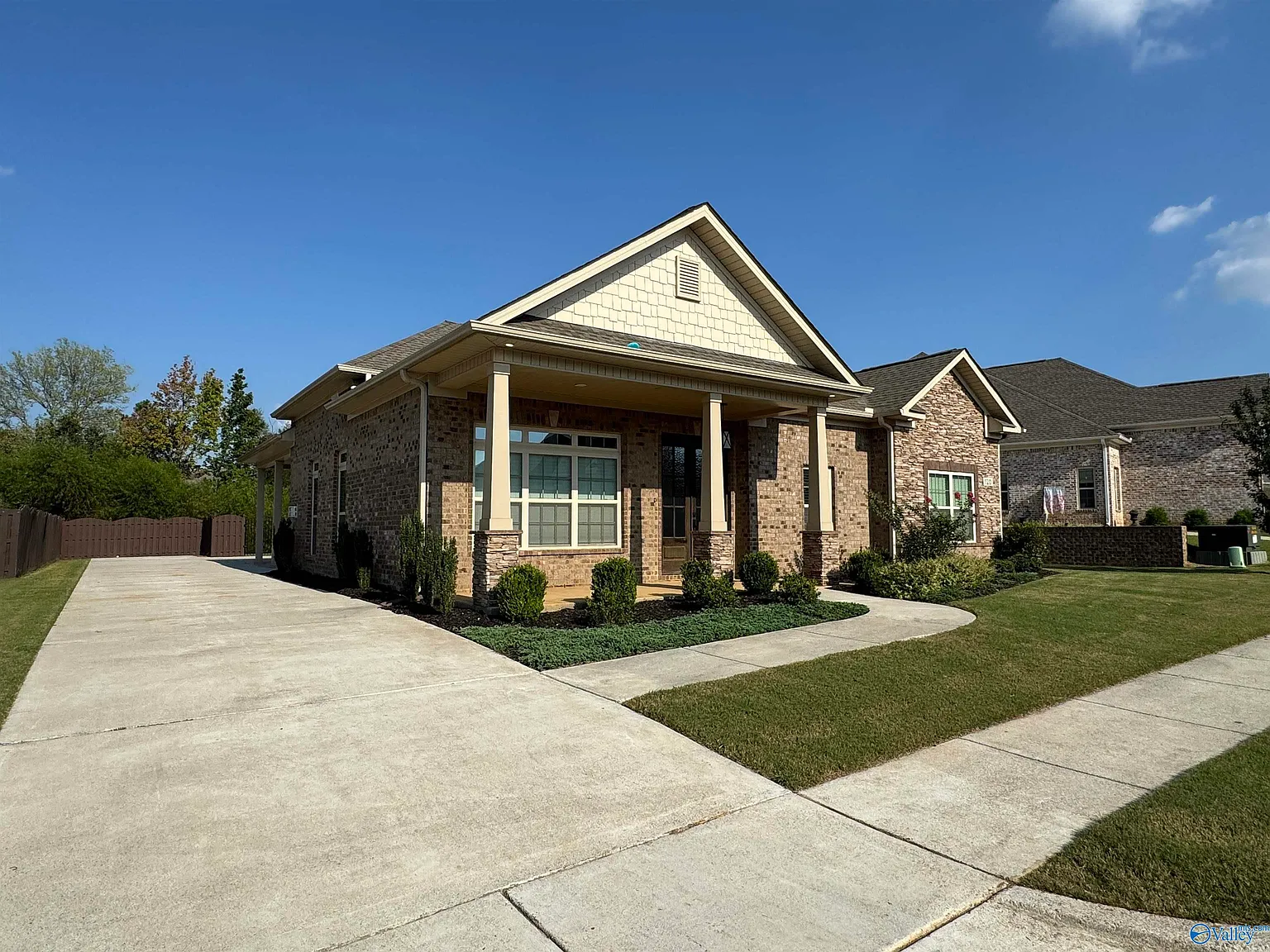 3 bed, 2.5 bath, 2400 sqft, $2,300 — Photo 2