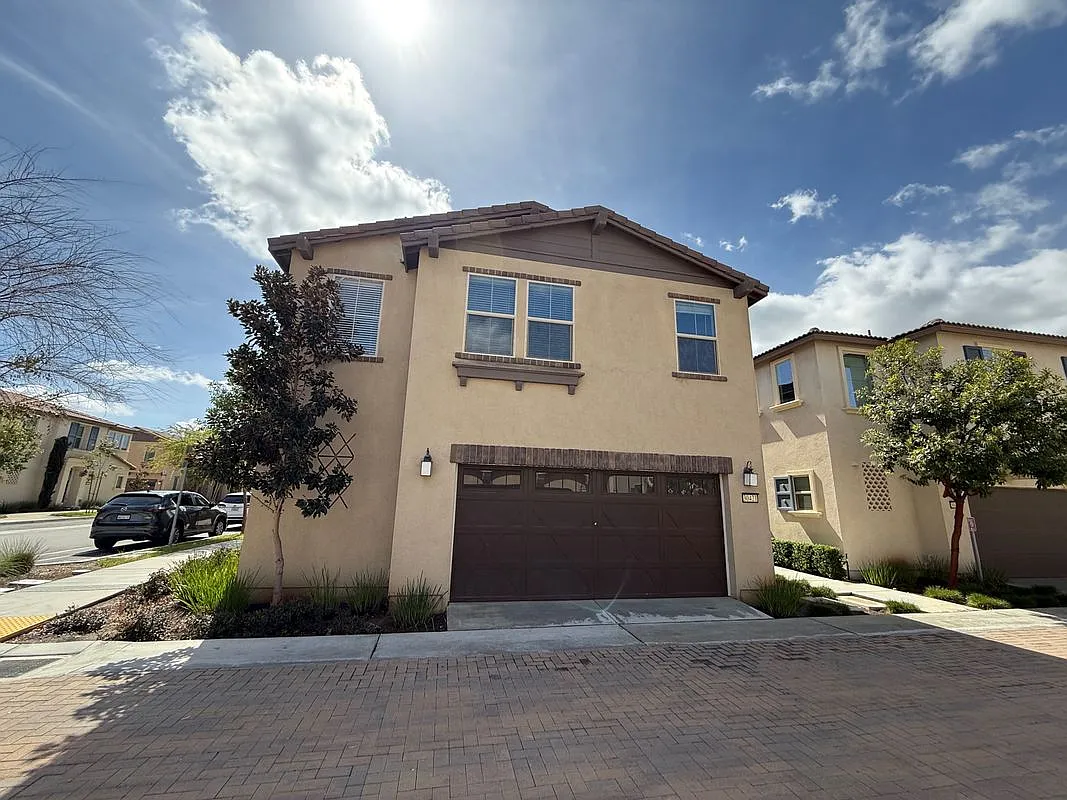 3 bed, 3.0 bath, 1606 sqft, $3,000 — Photo 1