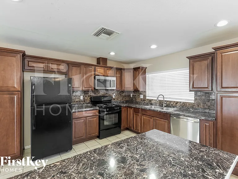 11740 N 80th Dr — Photo 6