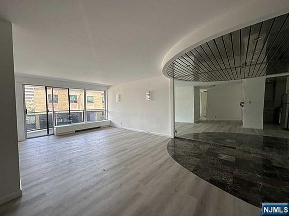 5th image of 2077 Center Ave #3F