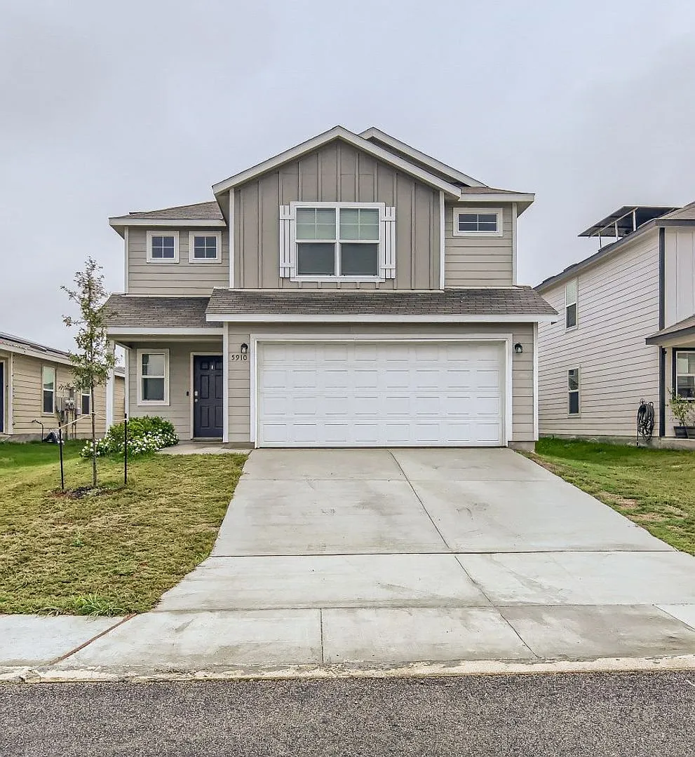 4 bedroom- 8 miles from Randolph Air Force Base -Available now!! — Photo 1