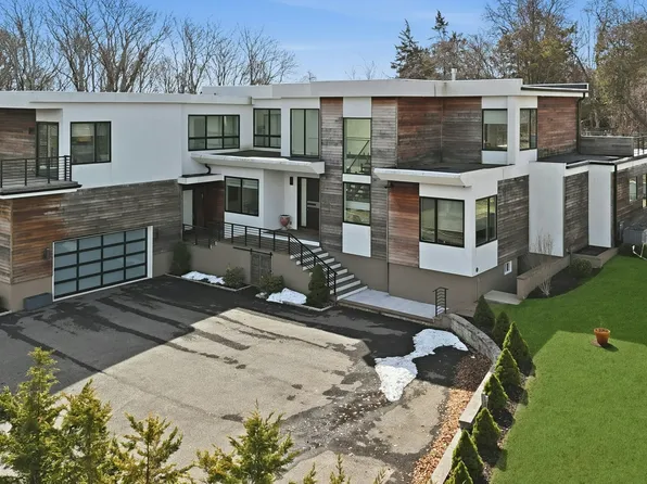 43 Smugglers Path, Riverhead, NY 11901