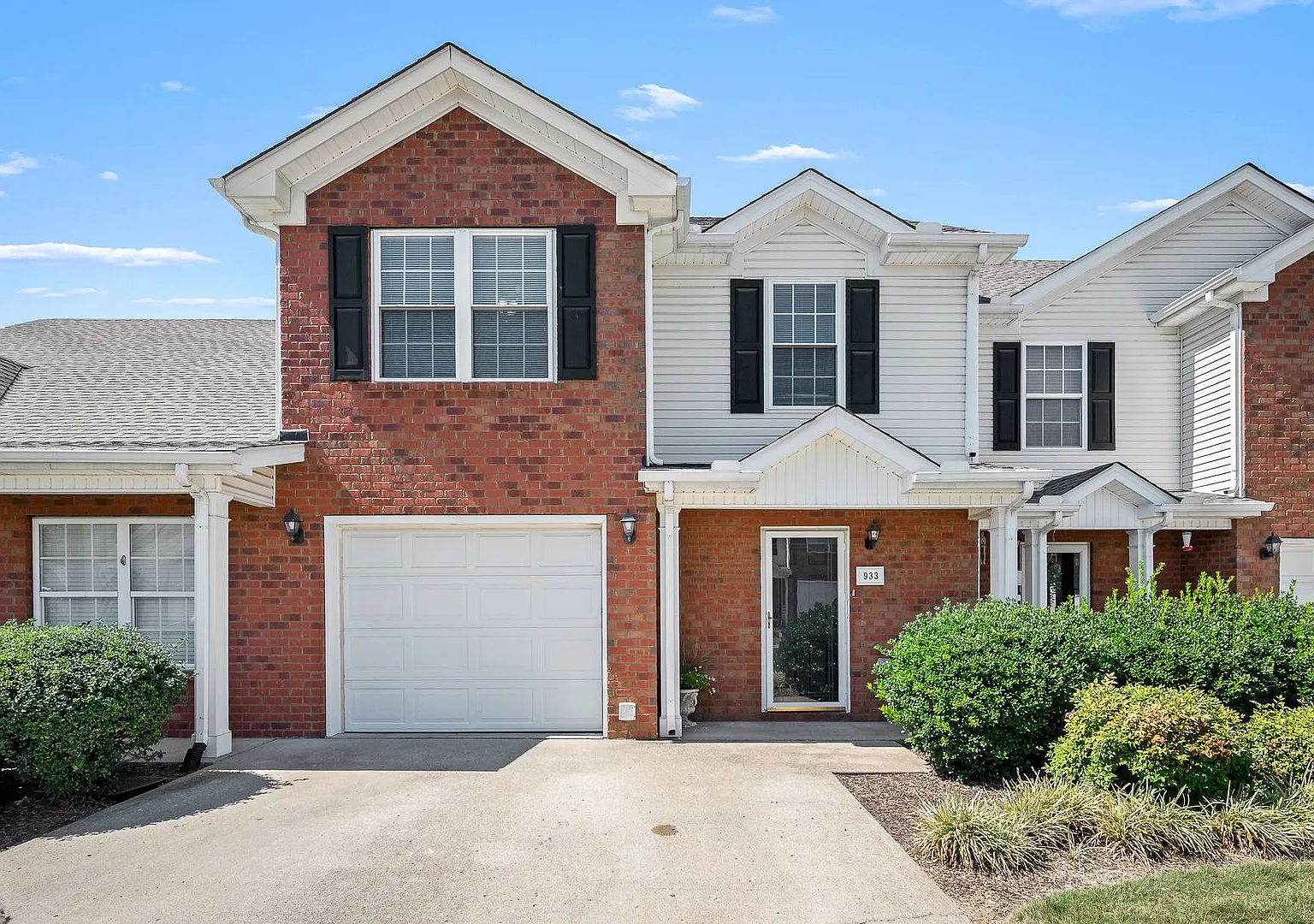 Beautifully Updated 3-Bedroom Townhome in Prime Blackman Location — Photo 1