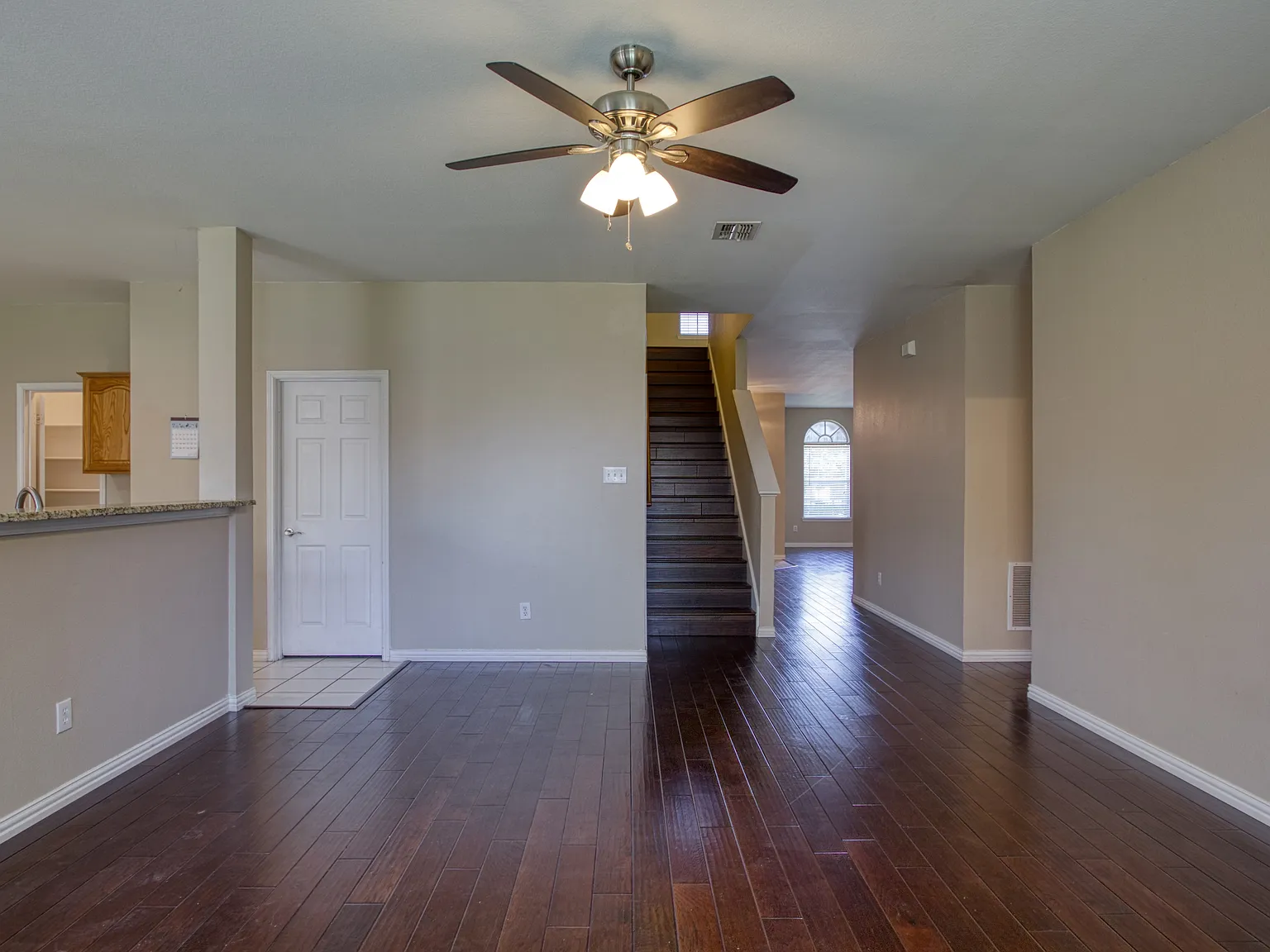 5 bed, 2.5 bath, 3240 sqft, $3,000 — Photo 4