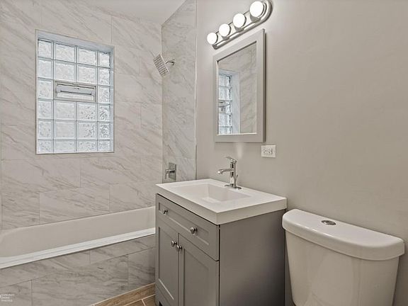 3rd image of 4235 N Leavitt St #2