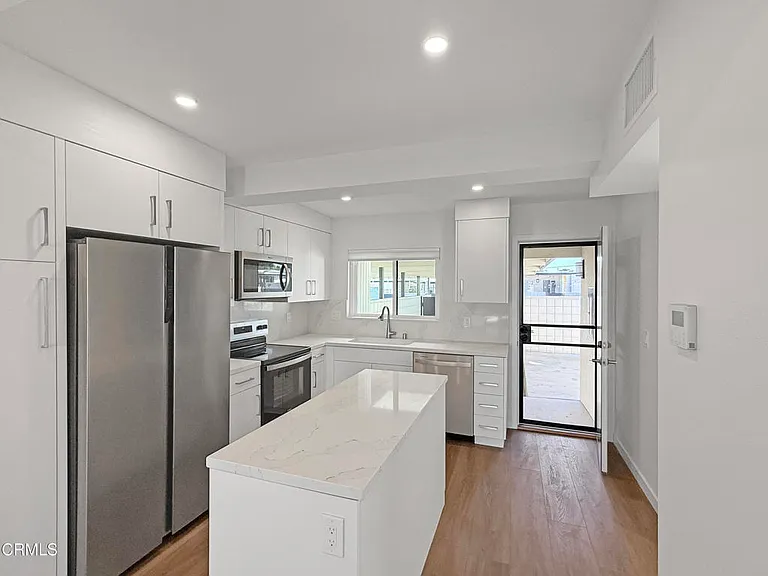 61 Redwood Ave — Photo 15