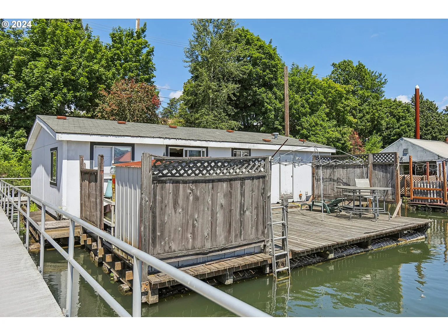 1663 N Jantzen Ave photo 1