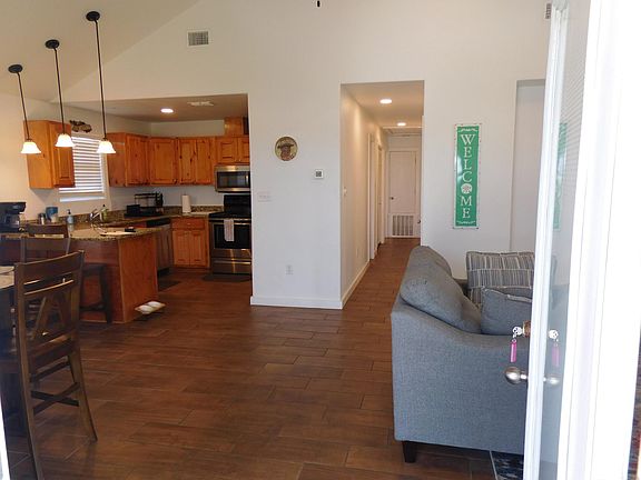 5th image of 906 E 3rd St