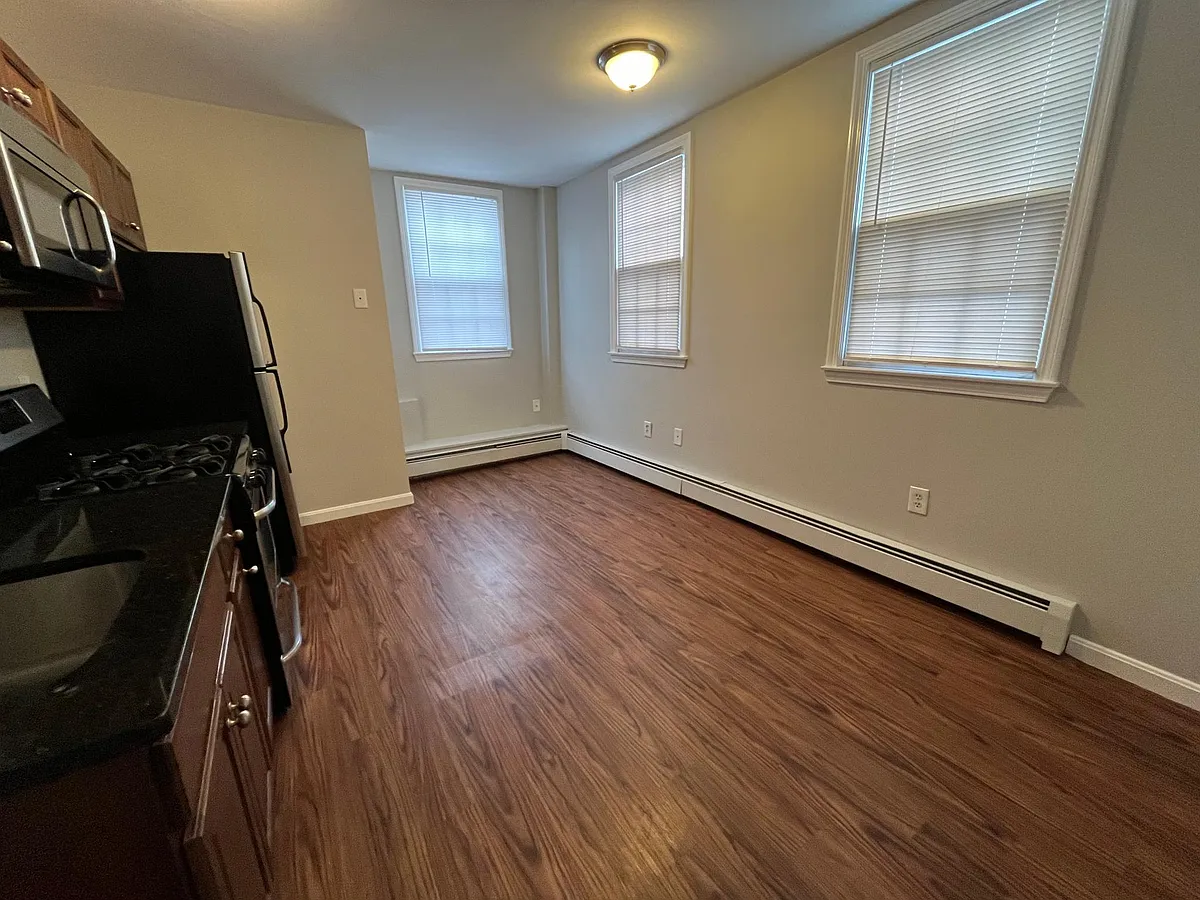 Building Photo - 84 Cabot St #3