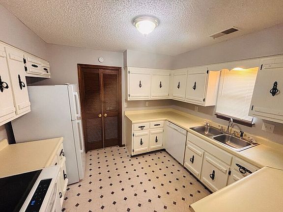 3rd image of 3118 Leeridge Dr