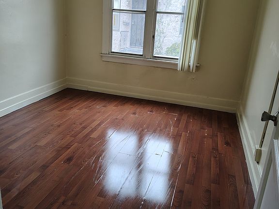 3rd image of 700 W 41st Dr