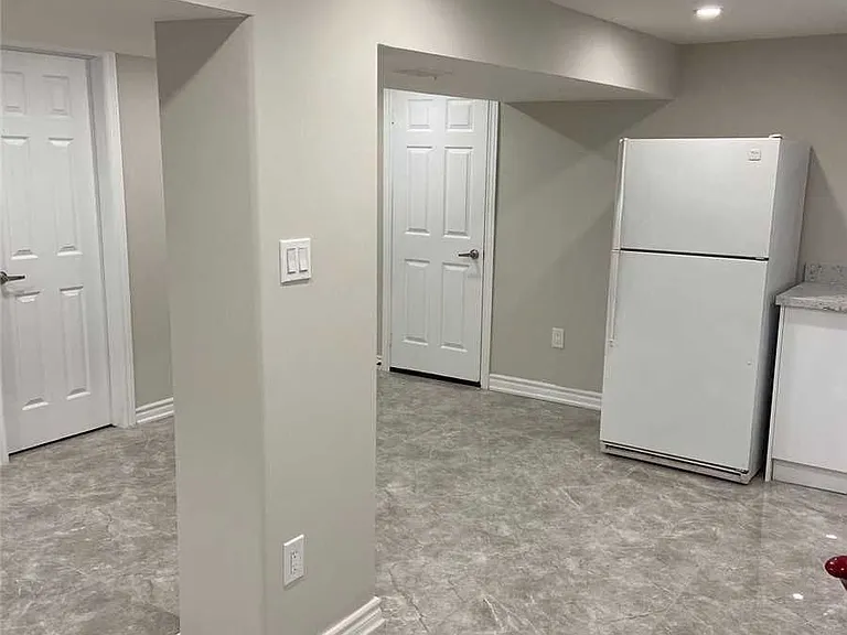 435 Lynett Cres #LOWER — Photo 3