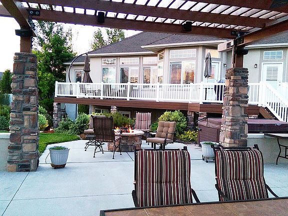 Rear Deck/Fire Pit/Pergola