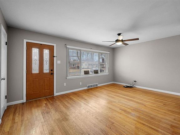 4th image of 27 Manor Dr