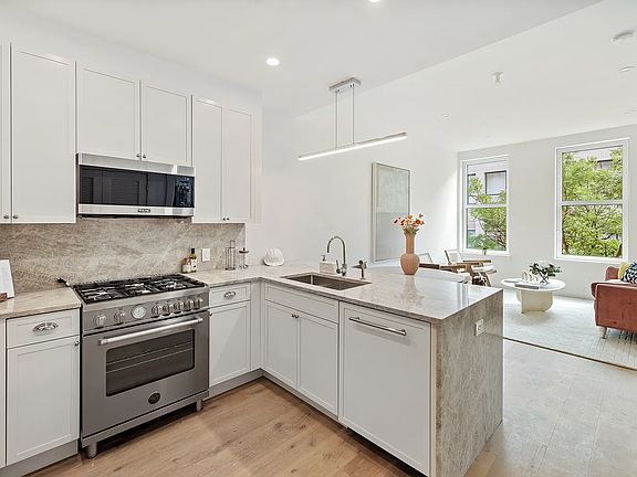 5th image of 171 Calyer St APT 2D