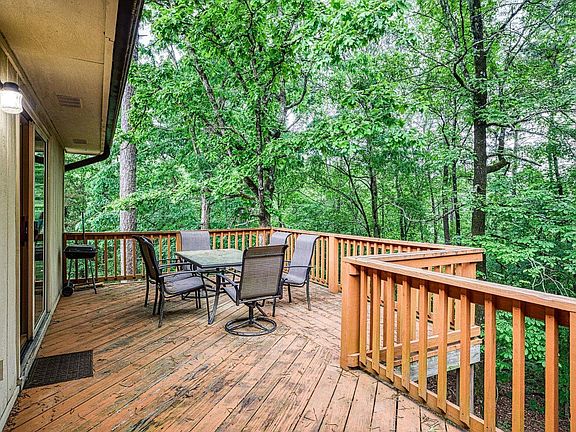 5th image of 24 Lindsay Ln