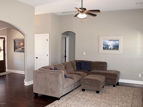 4th image of 4523 Vineyard Dr W
