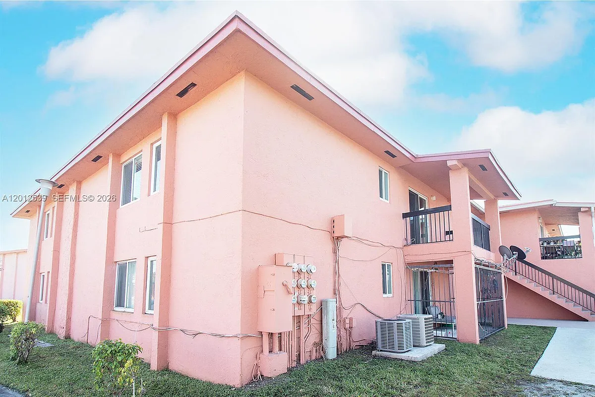 Building Photo - 2020 NW 119th St #1121