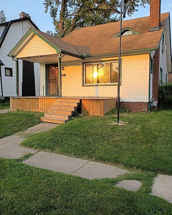 1st image of 12722 Robson St