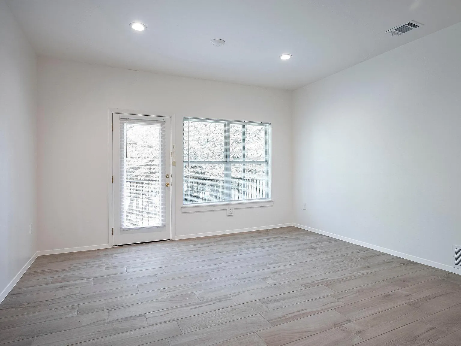 1 bed, 1.5 bath, 900 sqft, $1,495 — Photo 3