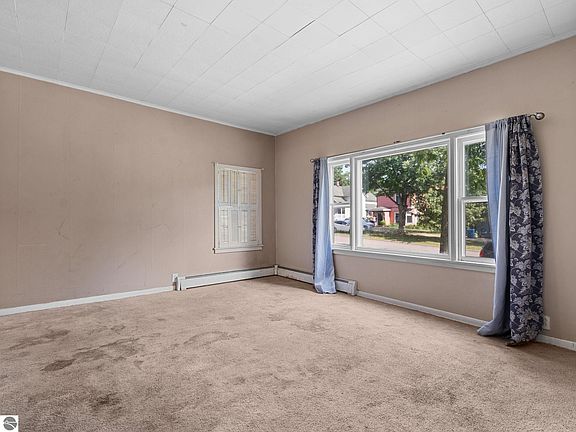 9th image of 409 E Harris St