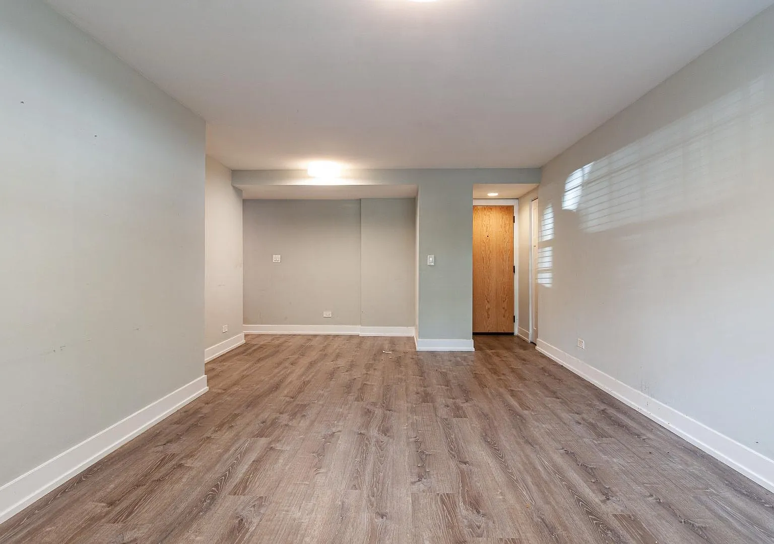 Charming 2 Bed Condo in Chicago | Updated Unit | Prime Location — Photo 4