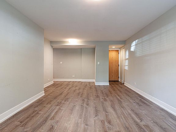 4th image of 427 W Barry Ave #102