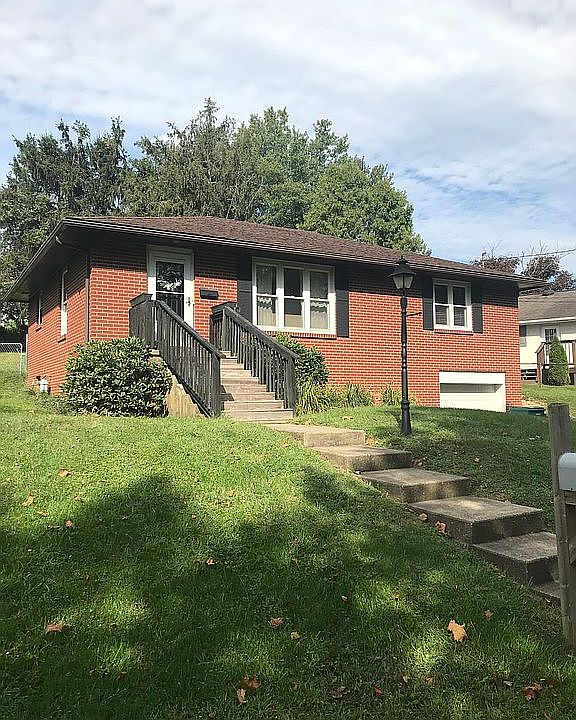 1st image of 216 Arbor Ct