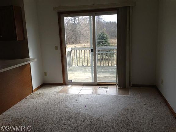 5th image of 601 W Fennville St