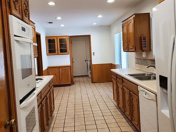4th image of 1006 Edgewood Dr