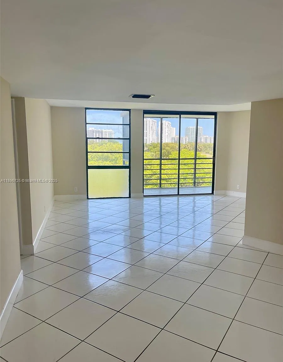 Biscaya Iv Condo — Photo 4