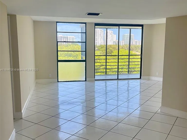 20400 W Country Club Dr #608 — Photo 4