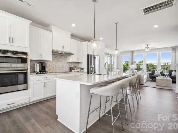 1812 Alexander Village Main Dr, Charlotte, NC 28262