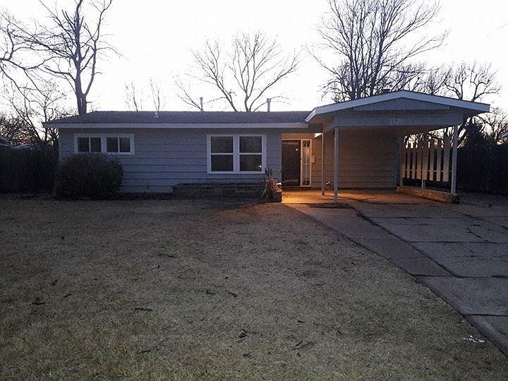 Fully covered entrance with stoned flowerbed. Windows are in the bedrooms.