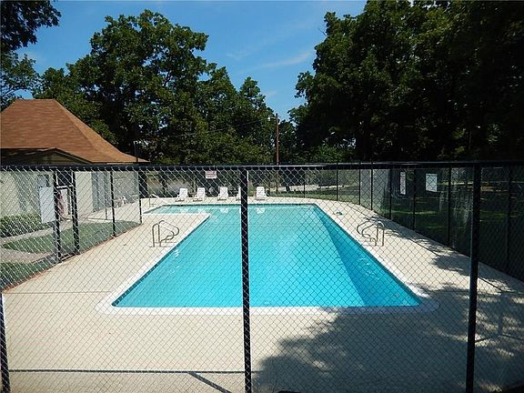 2nd image of 125 Shadowglenn Dr