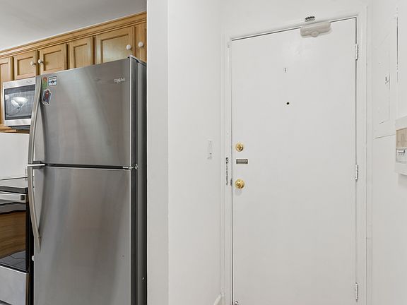 2nd image of 820 Seward St APT 2F