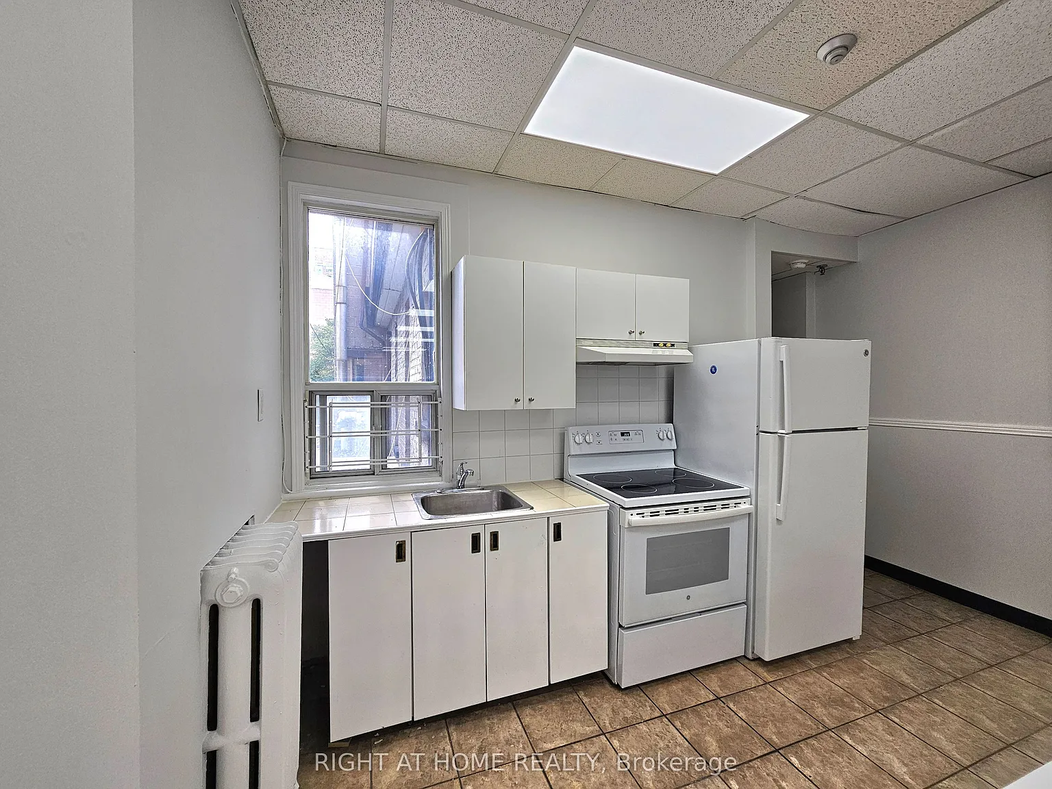 516 Yonge St — Photo 2