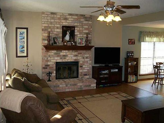 2nd image of 1611 Tanglewood Dr