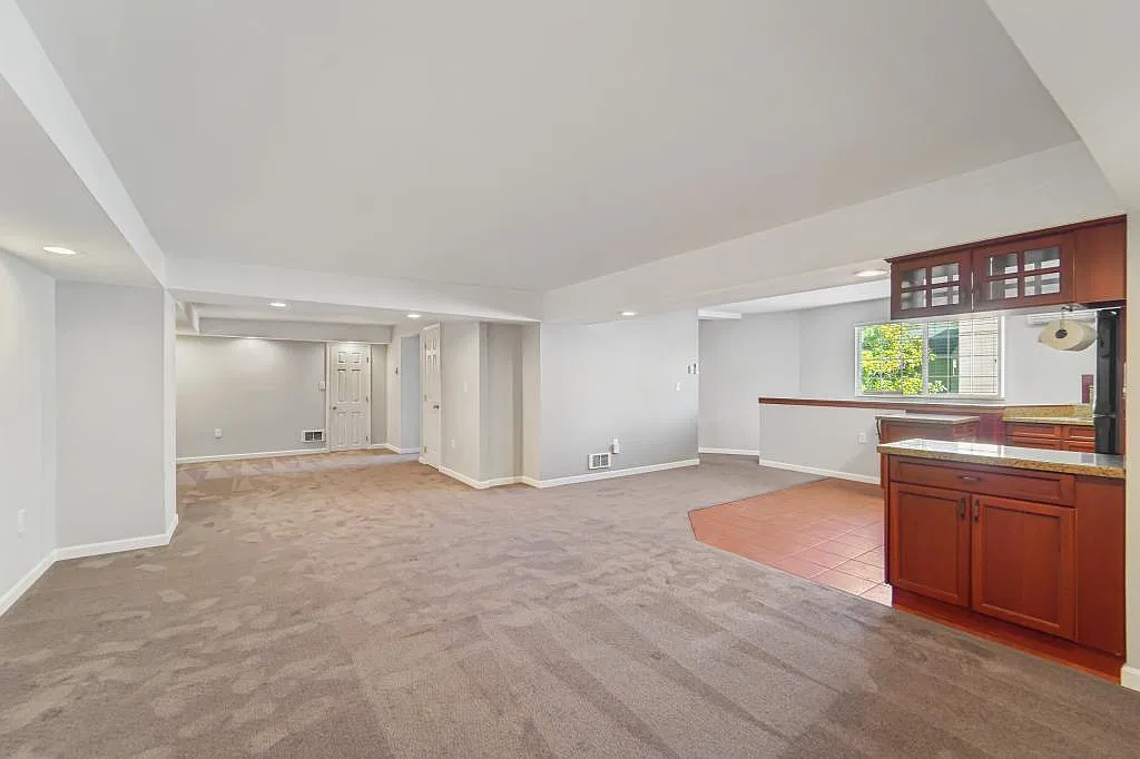 8404 1/2 Greenwood Ave N - 1 bedroom + den — Photo 4