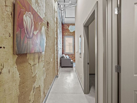 3rd image of 143 SE Main St #1B
