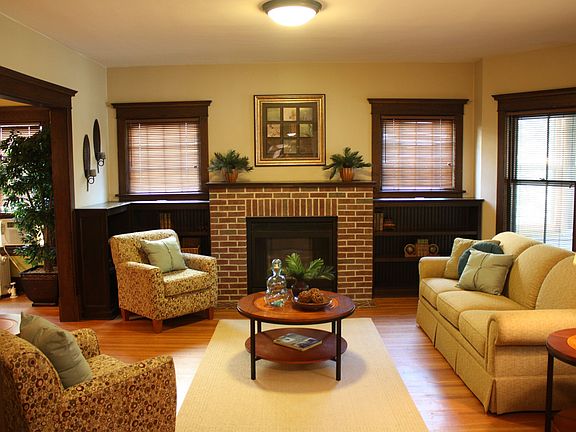 Living room/gas fireplace