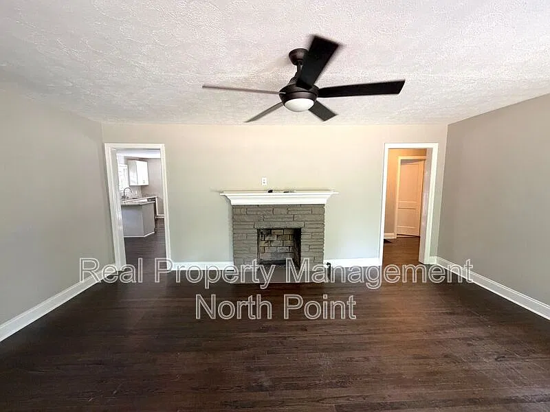3 bed, 1.0 bath, 1252 sqft, $2,095 — Photo 4