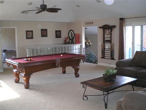 Huge bonus room,wet bar