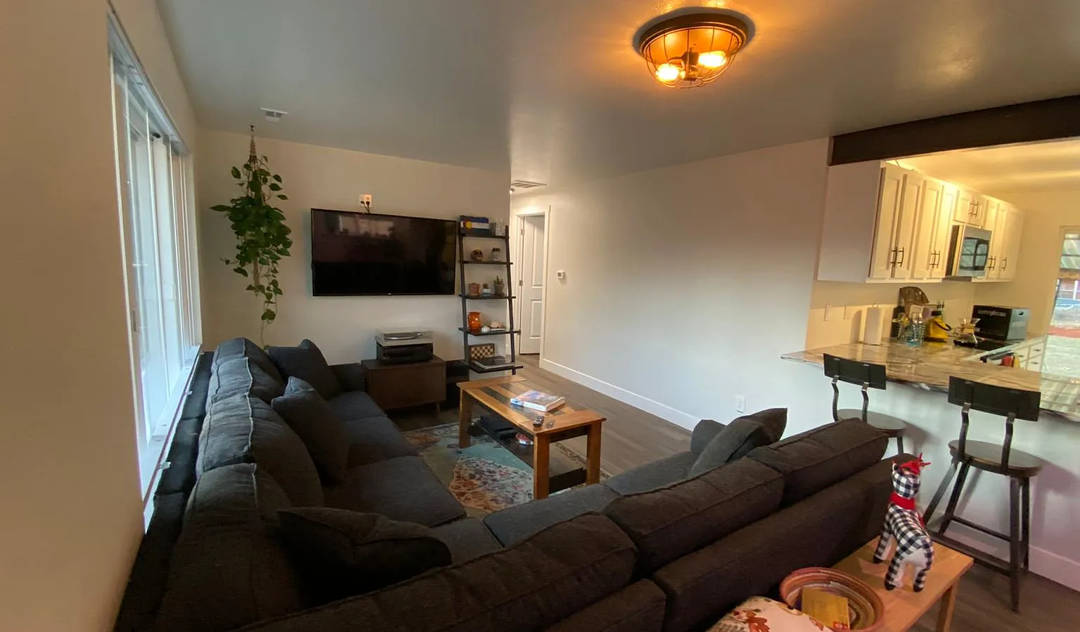 3 bed, 900 sqft, $2,400 — Photo 4